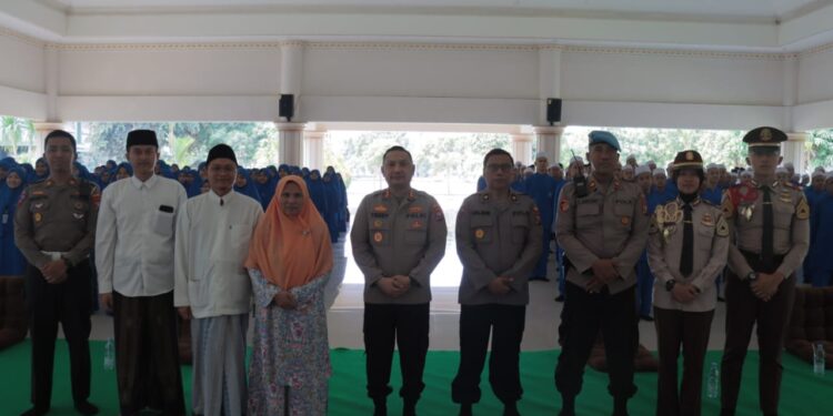 Polres Kediri Kota Kunjungi Ponpes Salafiy Terpadu Ar Risalah Lirboyo Beri Motivasi Santri