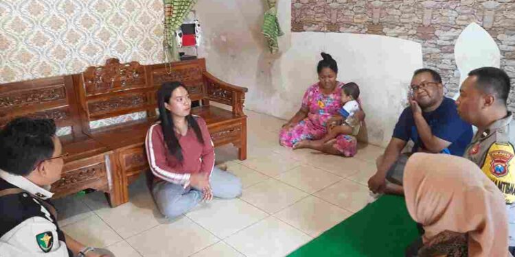 Sebelum Operasi, Tim Medis Polresta Malang Kota Sambangi Aqil, Bocah Penderita Atresia Ani