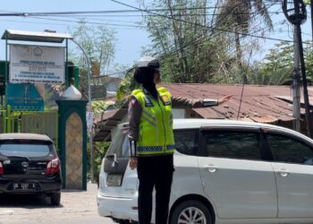 Polwan Ditlantas Polda Sulsel Amankan Arus Lalin di Seputar Masjid, Jemaah Aman Berangkat dan Kembali dari Shalat Jumat