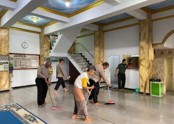 Lima Polsek Jajaran Polresta Malang Kota, Bersih-Bersih Tempat Ibadah dan Salurkan Bantuan alat Sholat
