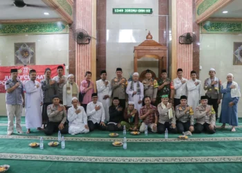 Jumat Keliling di Masjid Al-Amin, Kapolres Metro Tangerang Kota Serahkan Cinderamata