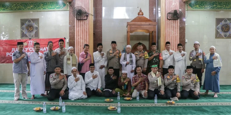 Jumat Keliling di Masjid Al-Amin, Kapolres Metro Tangerang Kota Serahkan Cinderamata