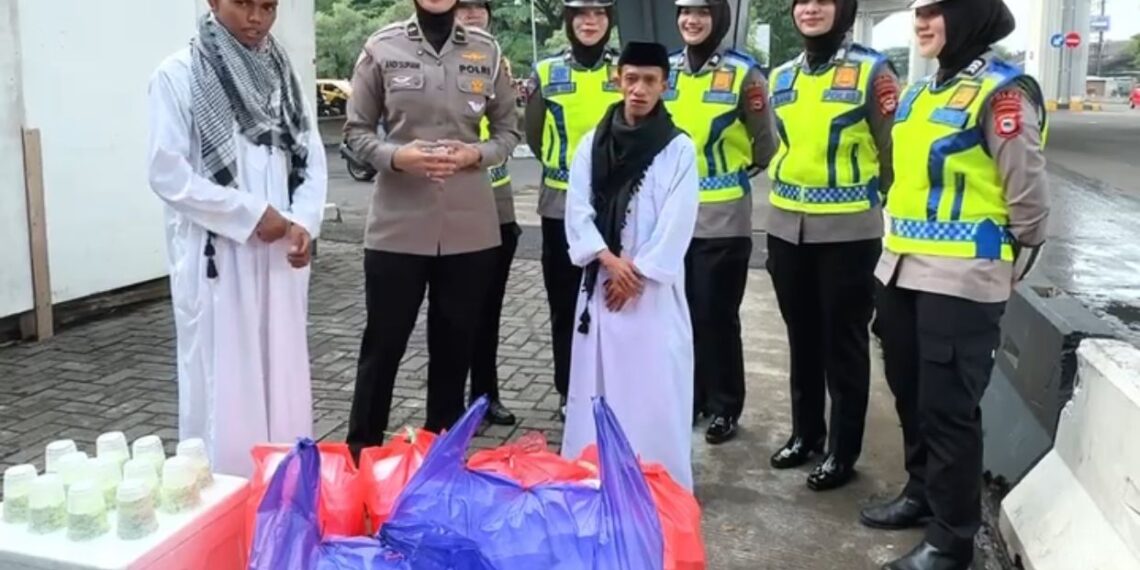 Jangan Pernah Berhenti Berbuat Baik kepada Sesama”, Polwan Polda Sulsel Sampaikan Himbauan dan Berbagi Menu Buka Puasa
