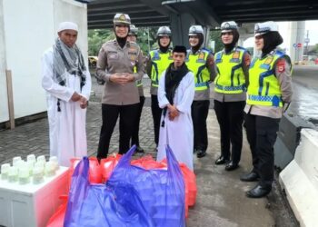 Jangan Pernah Berhenti Berbuat Baik kepada Sesama”, Polwan Polda Sulsel Sampaikan Himbauan dan Berbagi Menu Buka Puasa