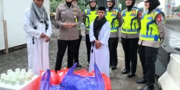Jangan Pernah Berhenti Berbuat Baik kepada Sesama”, Polwan Polda Sulsel Sampaikan Himbauan dan Berbagi Menu Buka Puasa
