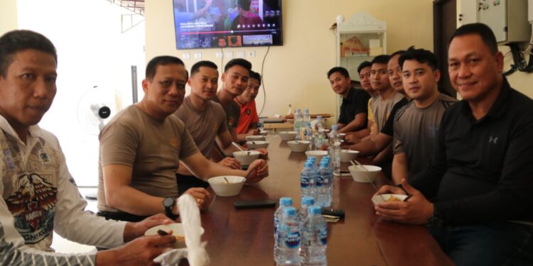 Kapolda Kaltara Bersama Personel Spripim Melaksanakan Kerja Bakti Bersama, Ciptakan Kebersamaan