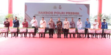 Kapolri dan Panglima TNI Bagikan Ribuan Bansos Jelang Ramadan