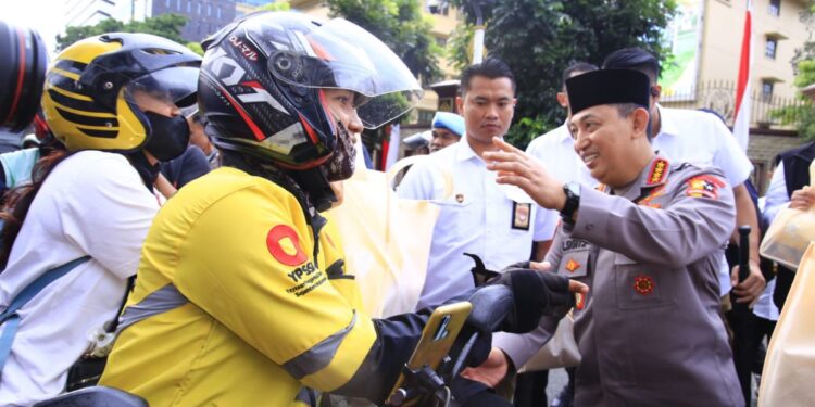Masyarakat Antusias Saat Kapolri Turun Langsung Berbagi Ribuan Takjil di Depan Mabes Polri