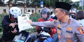 Kadiv Humas Polri Turun Ke Jalan Bagikan Takjil, Jalin Kebersamaan Di Ramadhan 2025