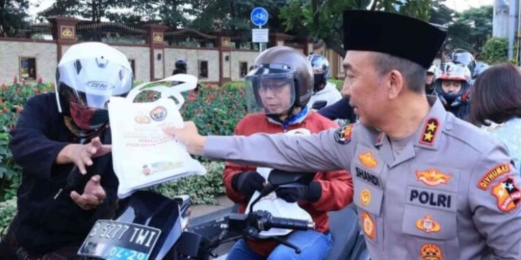 Kadiv Humas Polri Turun Ke Jalan Bagikan Takjil, Jalin Kebersamaan Di Ramadhan 2025