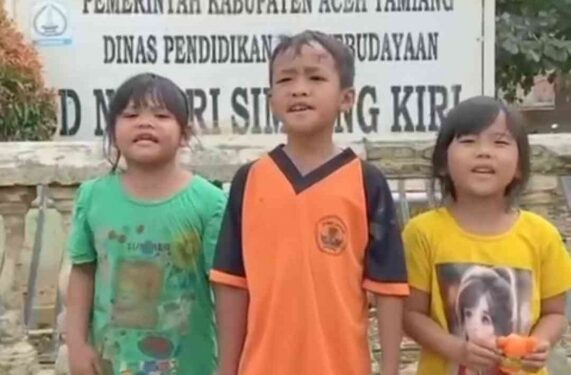 Pak Polisi Tolong Bersihin Sekolah Kami