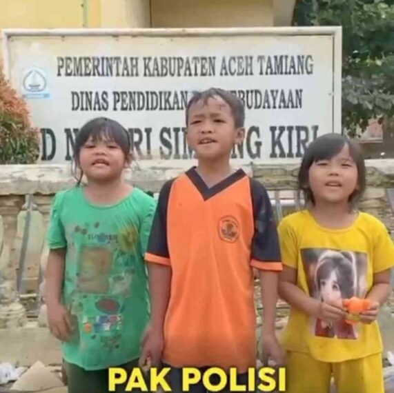 Pak Polisi Tolong Bersihin Sekolah Kami