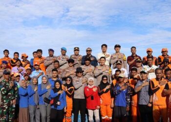 Jelang Libur Akhir Tahun, Polres Kepulauan Seribu Ajak Warga Bersihkan Pantai