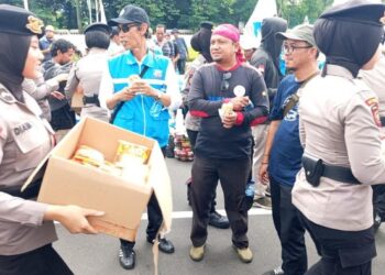 Polwan Polda Metro Bagikan Roti hingga Mineral untuk Massa Buruh