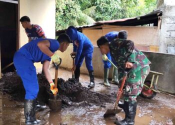 Gerak Cepat Personel Ditpolairud: Bahu-Membahu Bersihkan Dampak Bencana di Siau Timur