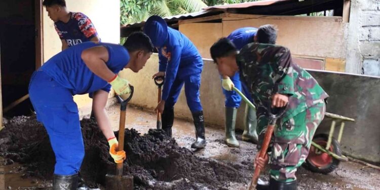 Gerak Cepat Personel Ditpolairud: Bahu-Membahu Bersihkan Dampak Bencana di Siau Timur