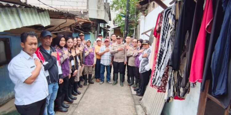 Tim Trauma Healing Polri Bersama Relawan UI Hadir Bersama Warga Pascabanjir di Cilincing