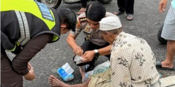 Aksi Kapolresta Banyuwangi: Menolong Kakek Penjual Nangka Korban Kecelakaan