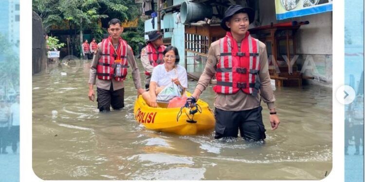 Polri Tanggap Bencana, Bantu Warga Terdampak Banjir di Jelambar
