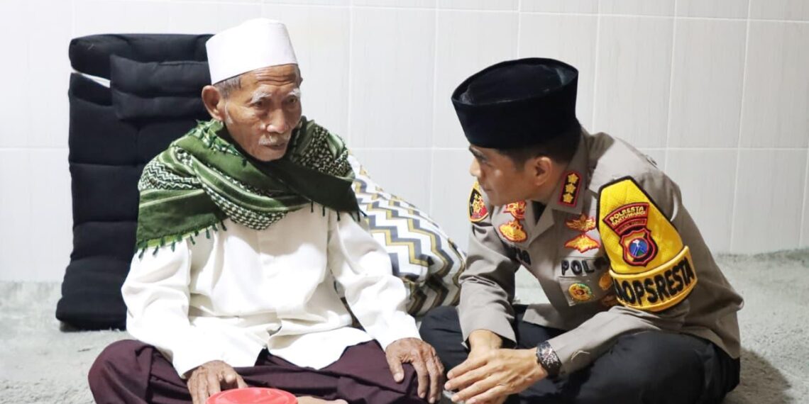 Kapolresta Banyuwangi melaksanakan Silahturahmi di kediaman KH. Suyuti Ponpes Mansya’ul Huda Tegaldlimo